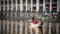 Die Kleine Alster ist 200 Meter lang und 40 Meter breit. Die Original Venezianische Gondel fährt vor den Bögen der Alsterarkaden, die an den Markusplatz in Venedig erinnern.